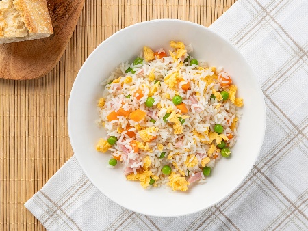 Пържен ориз с грах, моркови, шунка и бъркани яйца - снимка на рецептата Пържен ориз с грах, моркови, шунка и бъркани яйца - снимка на рецептата